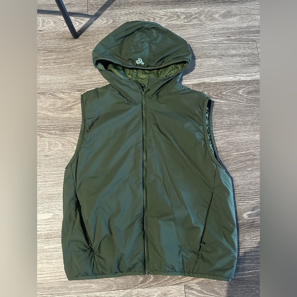 Green aritzia tna pillow puff hooded vest size m
